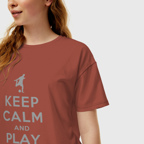 Женская футболка хлопок Oversize с принтом Храни спокойствие и играй в футбол, фото на моделе #1