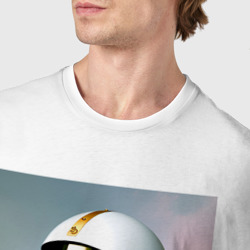 Футболка с принтом Мона Лиза в шлеме - нейросеть для мужчины, вид на модели спереди №4. Цвет основы: белый
