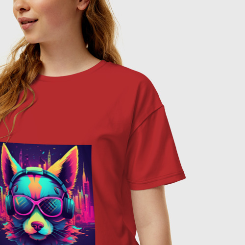 Женская футболка хлопок Oversize с принтом Лис в очках на фоне неонового кибер-города, фото на моделе #1
