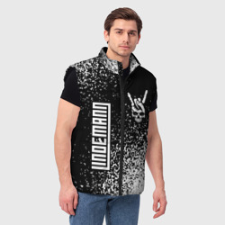Мужской жилет утепленный 3D Lindemann и рок символ на темном фоне - фото 2