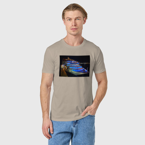 Мужская футболка хлопок с принтом Яхта в ночном порту, фото на моделе #1