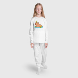 Пижама с принтом Капибара с уточками для ребенка, вид на модели спереди №3. Цвет основы: белый