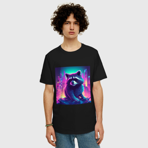 Мужская футболка хлопок Oversize с принтом Енот на фоне неонового города, фото на моделе #1