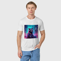 Мужская футболка хлопок Антропоморфный енот на фоне неонового Киберпанк-города - фото 2