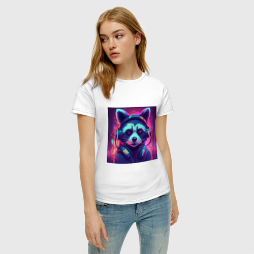 Женская футболка хлопок с принтом Антропоморфный енот в наушниках на фоне киберпанк-города, фото на моделе #1