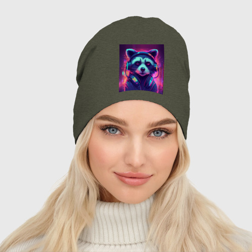 Женская шапка демисезонная Антропоморфный енот в наушниках на фоне Киберпанк-города, цвет меланж-хаки - фото 3