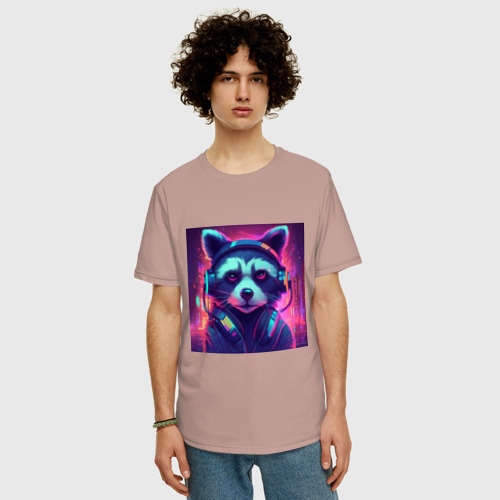 Мужская футболка хлопок Oversize с принтом Антропоморфный енот в наушниках на фоне киберпанк-города, фото на моделе #1