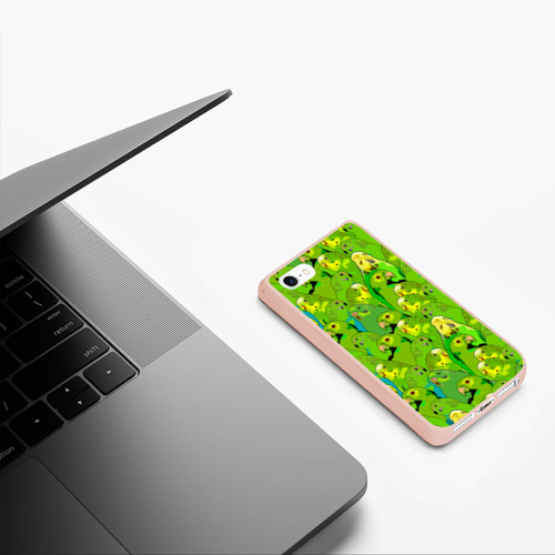 Чехол для iPhone 5/5S матовый Зеленые волнистые попугайчики, цвет светло-розовый - фото 5