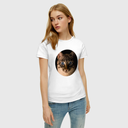 Женская футболка хлопок Кошка внимательно смотрит, цвет белый - фото 3