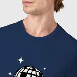 Футболка с принтом Искрящийся диско шар для мужчины, вид на модели спереди №4. Цвет основы: темно-синий