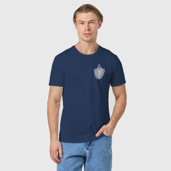 Светящаяся футболка с принтом Погранвойска - значок для любого человека, вид спереди №2. Цвет основы: темно-синий