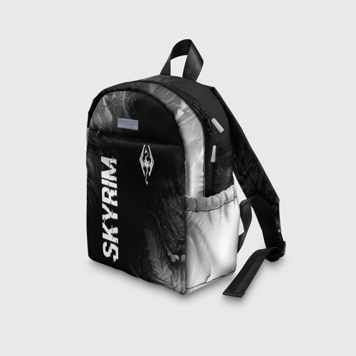 Детский рюкзак 3D с принтом Skyrim glitch на темном фоне: надпись, символ, вид сбоку #3