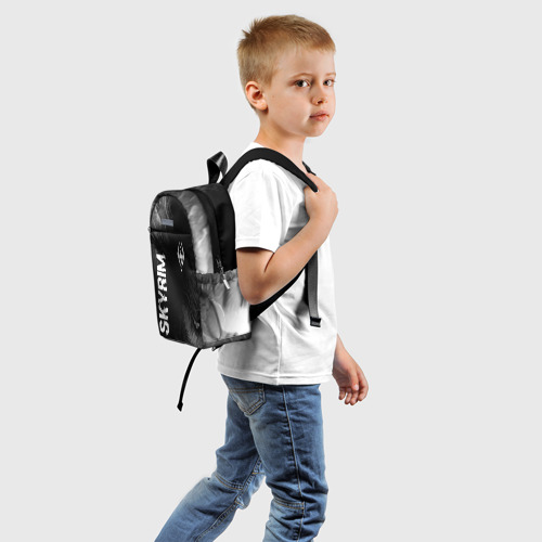 Детский рюкзак 3D с принтом Skyrim glitch на темном фоне: надпись, символ, вид сзади #1