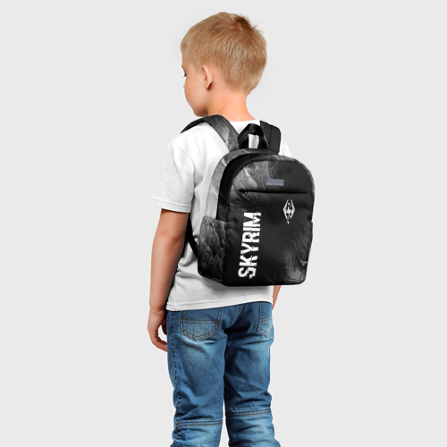 Детский рюкзак 3D с принтом Skyrim glitch на темном фоне: надпись, символ, фото на моделе #1