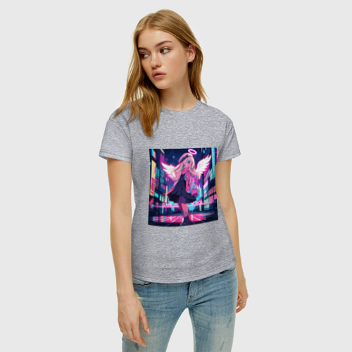 Женская футболка хлопок с принтом Милая аниме девочка-ангел на фоне неонового города, фото на моделе #1