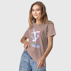 Светящаяся женская футболка Doom в стиле glitch и баги графики - фото 2