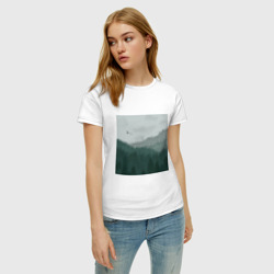 Женская футболка хлопок Туманные холмы и лес - фото 2