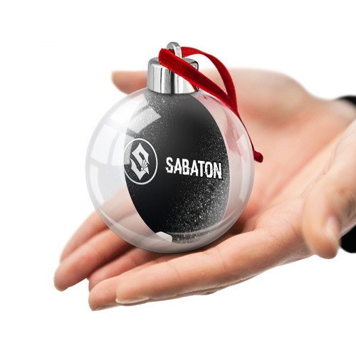 Ёлочный шар Sabaton glitch на темном фоне: надпись и символ - фото 2