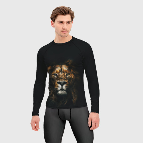 Мужской рашгард 3D с принтом Мудрый лев во тьме, фото на моделе #1