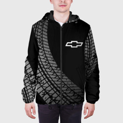 Куртка с принтом Chevrolet tire tracks для мужчины, вид на модели спереди №3. Цвет основы: черный