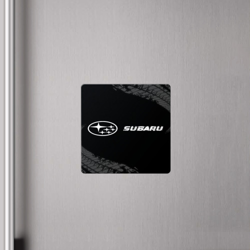 Магнит виниловый Квадрат Subaru Speed на темном фоне со следами шин: надпись и символ - фото 4