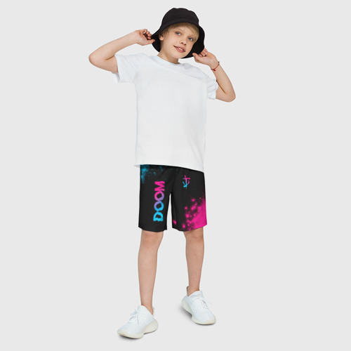 Детские спортивные шорты 3D с принтом Doom - neon gradient: надпись, символ, фото на моделе #1