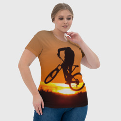 Футболка с принтом Велосипедист на закате для женщины, вид на модели спереди №4. Цвет основы: белый