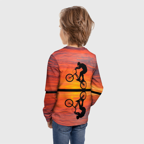 Детский лонгслив 3D с принтом Велосипедист в отражении, вид сзади #2
