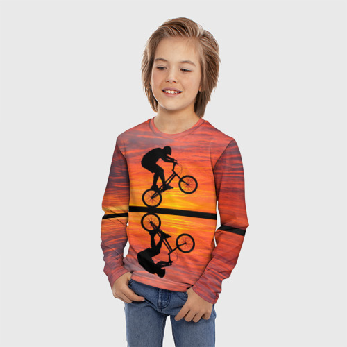 Детский лонгслив 3D с принтом Велосипедист в отражении, фото на моделе #1
