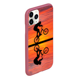 Чехол для iPhone 11 Pro Max матовый Велосипедист в отражении - фото 2