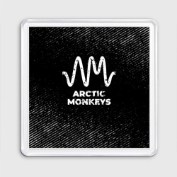 Магнит 55*55 Arctic Monkeys с потертостями на темном фоне