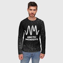 Мужской лонгслив 3D Arctic Monkeys с потертостями на темном фоне - фото 2