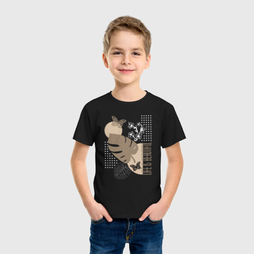 Детская футболка хлопок с принтом Листья и бабочки в бежевых тонах, фото на моделе #1