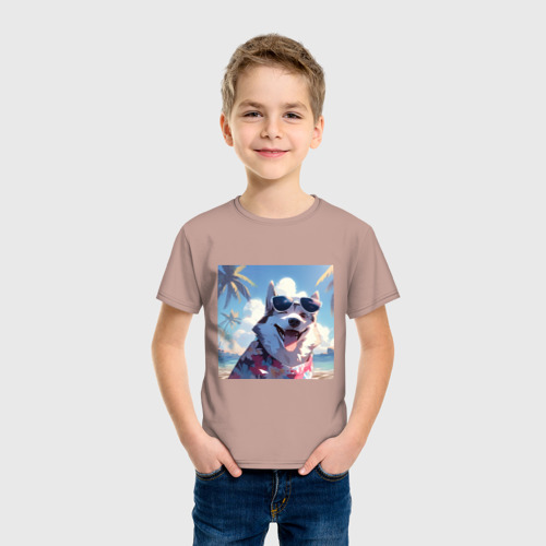 Детская футболка хлопок с принтом Веселый Хаски в очках на пляже, фото на моделе #1