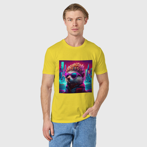 Мужская футболка хлопок с принтом Ежик на фоне неонового города, фото на моделе #1