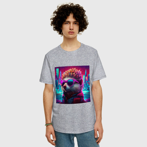 Мужская футболка хлопок Oversize с принтом Ежик на фоне неонового города, фото на моделе #1