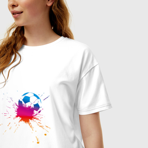 Женская футболка хлопок Oversize с принтом Мяч с разноцветными брызгами, фото на моделе #1