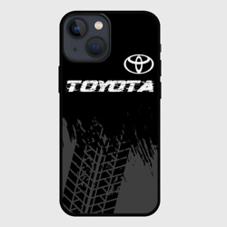 Чехол для iPhone 13 mini Toyota Speed на темном фоне со следами шин: символ сверху