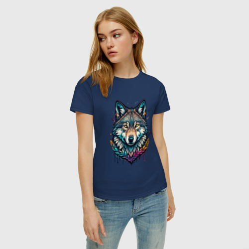 Женская футболка хлопок с принтом Лесной яркий волк, фото на моделе #1