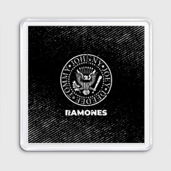 Магнит 55*55 Ramones с потертостями на темном фоне