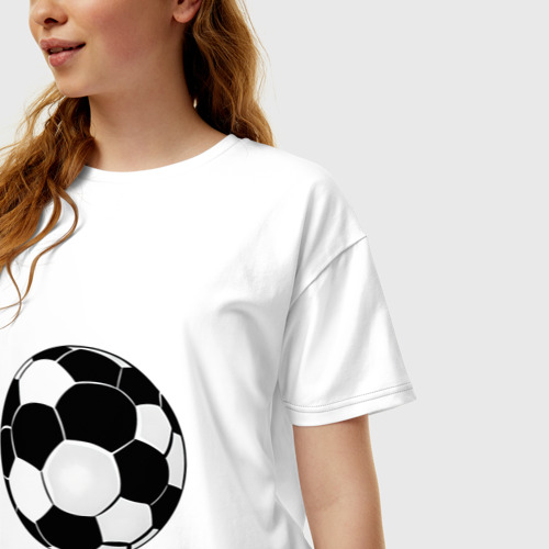 Женская футболка хлопок Oversize с принтом Монохромный футбольный мяч, фото на моделе #1