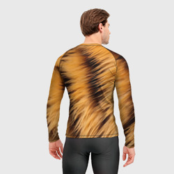 Рашгард с принтом Полосатый мех тигра для мужчины, вид на модели сзади №2. Цвет основы: белый