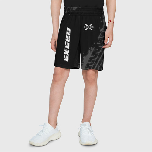 Детские спортивные шорты 3D с принтом Exeed speed на темном фоне со следами шин: надпись, символ, вид сбоку #3