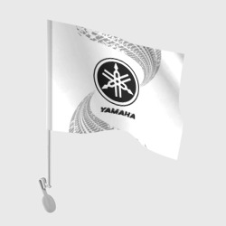 Флаг для автомобиля Yamaha Speed на светлом фоне со следами шин