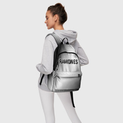 Рюкзак с принтом Ramones glitch на светлом фоне: символ сверху для любого человека, вид спереди №4. Цвет основы: белый
