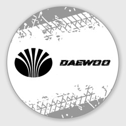 Круглый коврик для мышки Daewoo Speed на светлом фоне со следами шин: надпись и символ