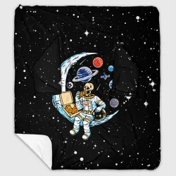 Плед с рукавами Skeleton astronaut eats pizza while sitting on the moon