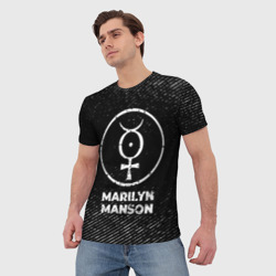 Футболка с принтом Marilyn Manson с потертостями на темном фоне для мужчины, вид на модели спереди №2. Цвет основы: белый