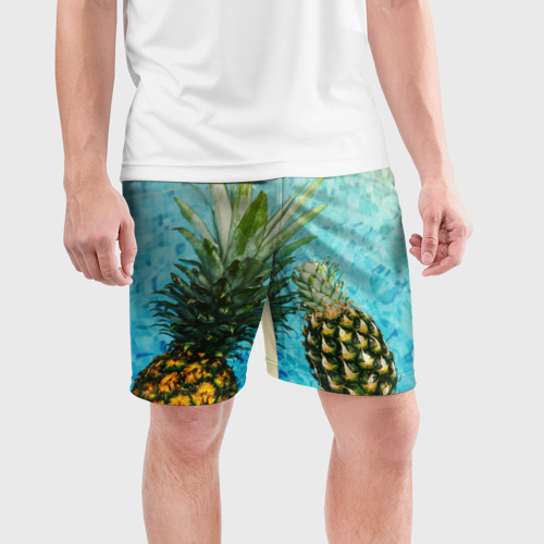 Мужские шорты спортивные с принтом Ананас в океане, фото на моделе #1
