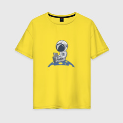 Женская футболка хлопок Oversize Космонавт с ноутбуком